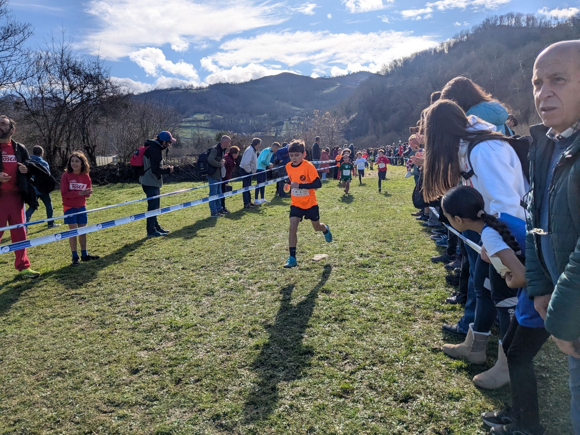 Más de 1.300 niños de toda Asturias corren en Laviana
