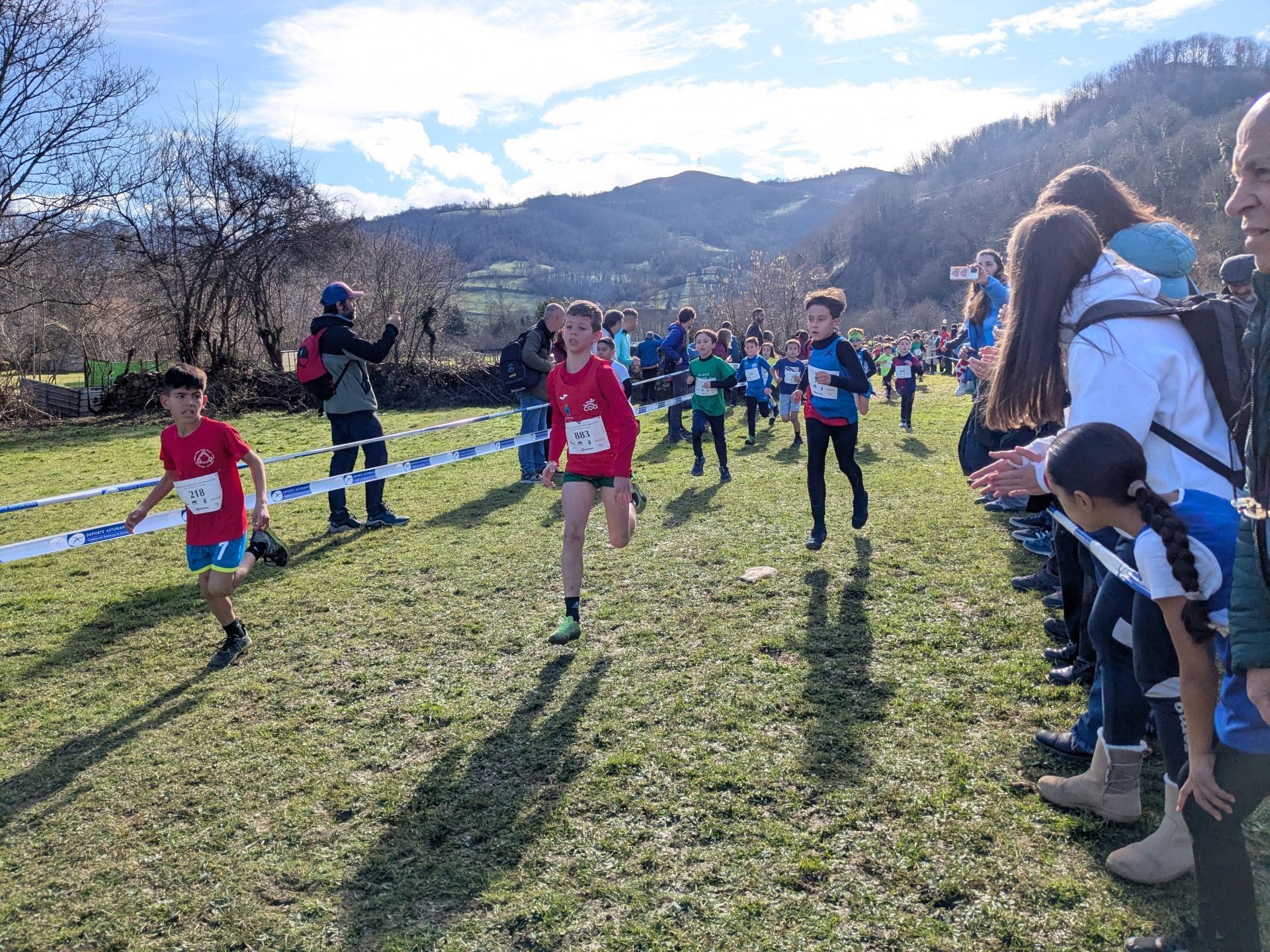 Más de 1.300 niños de toda Asturias corren en Laviana