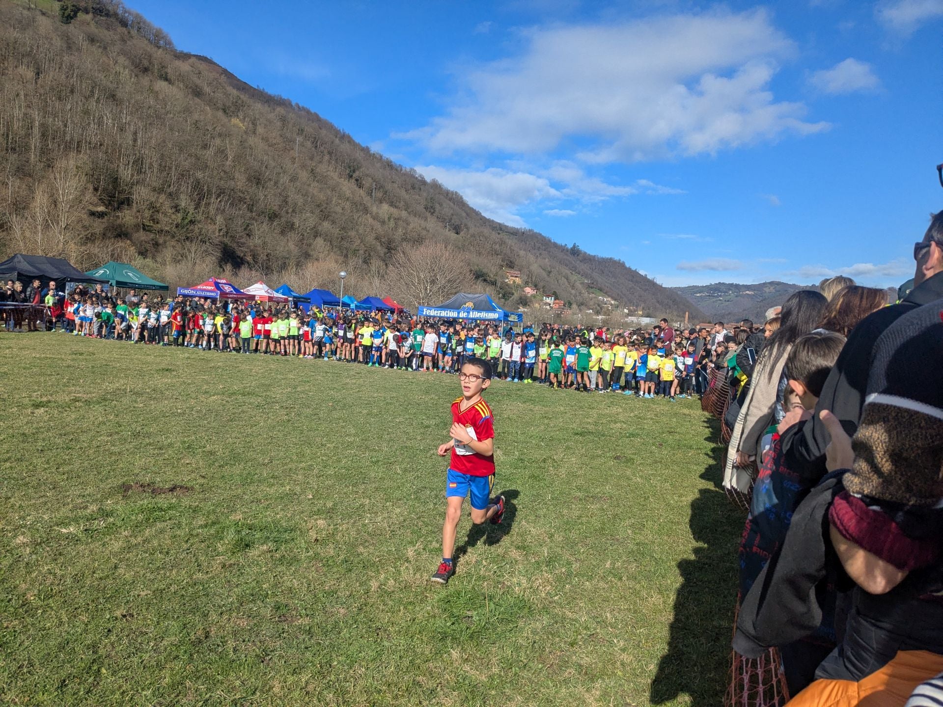Más de 1.300 niños de toda Asturias corren en Laviana