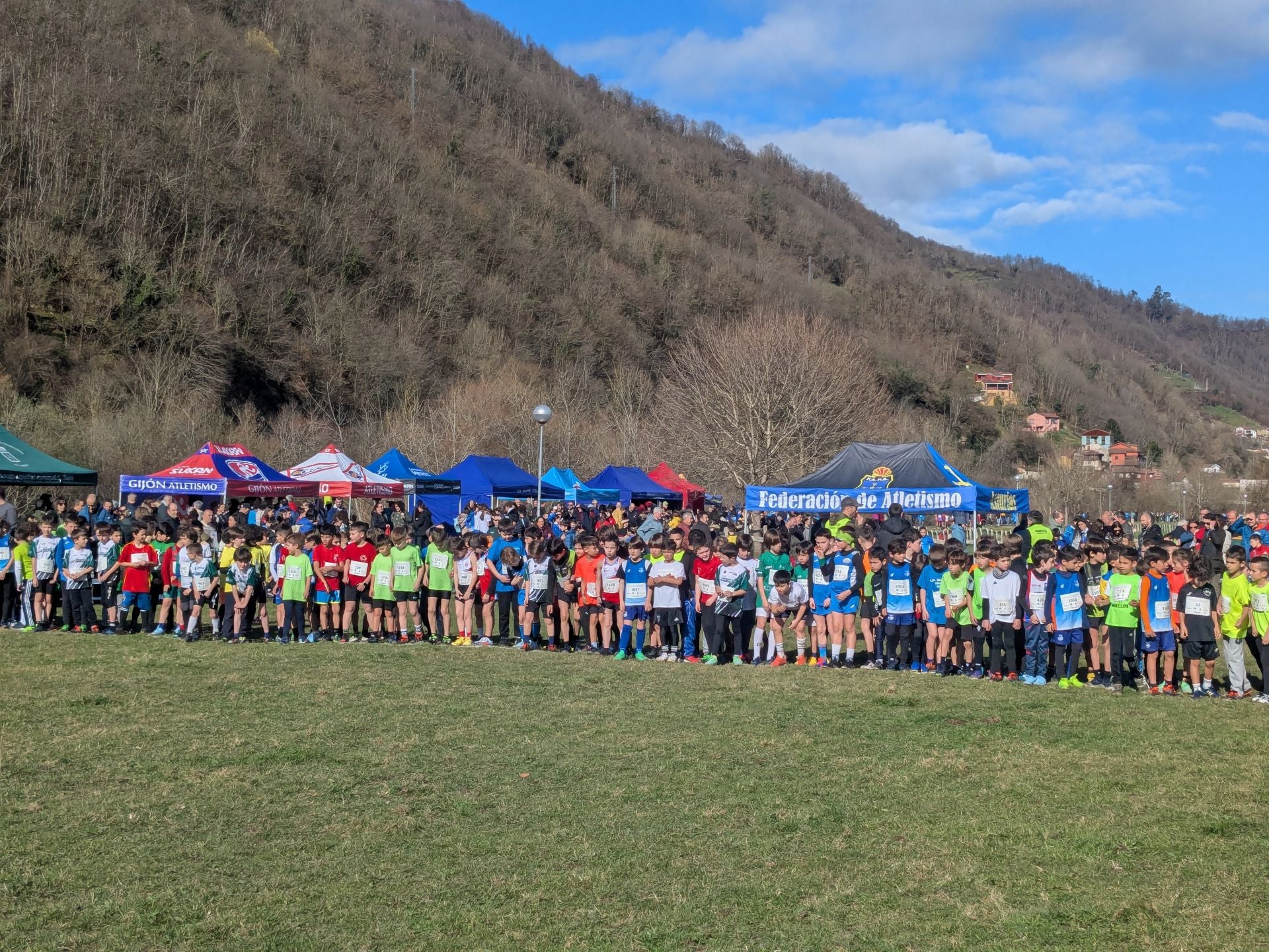 Más de 1.300 niños de toda Asturias corren en Laviana