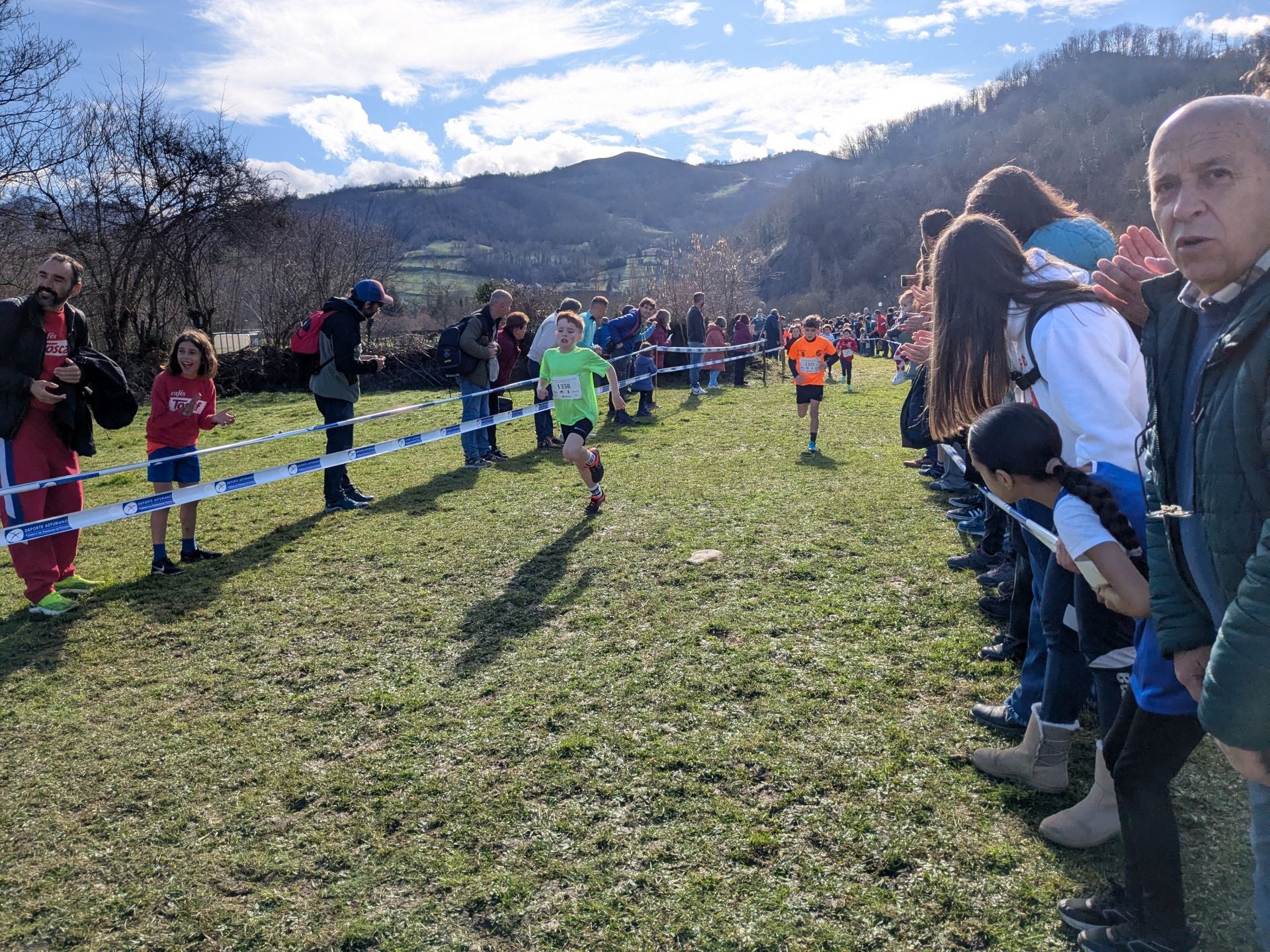Más de 1.300 niños de toda Asturias corren en Laviana