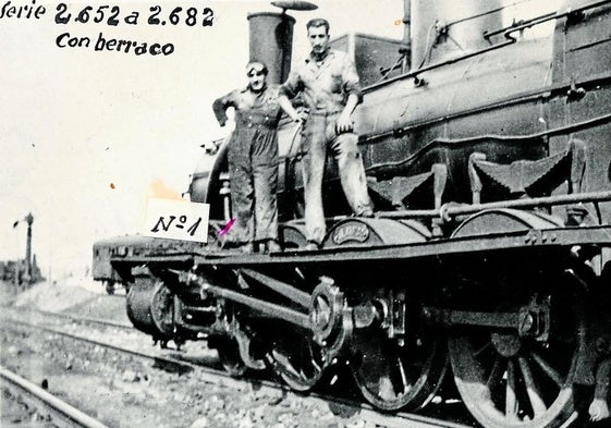José Rubio y Juan Fueyo, el maquinista y fogonero, en la foto donada por la hija de José al Museo del Ferrocarril.