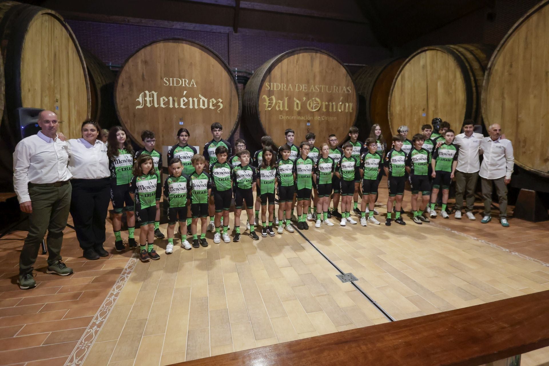 Presentación de los equipos de la escuela de ciclismo de Las Mestas
