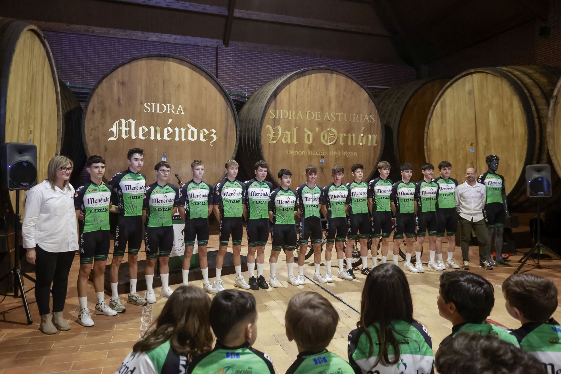 Presentación de los equipos de la escuela de ciclismo de Las Mestas