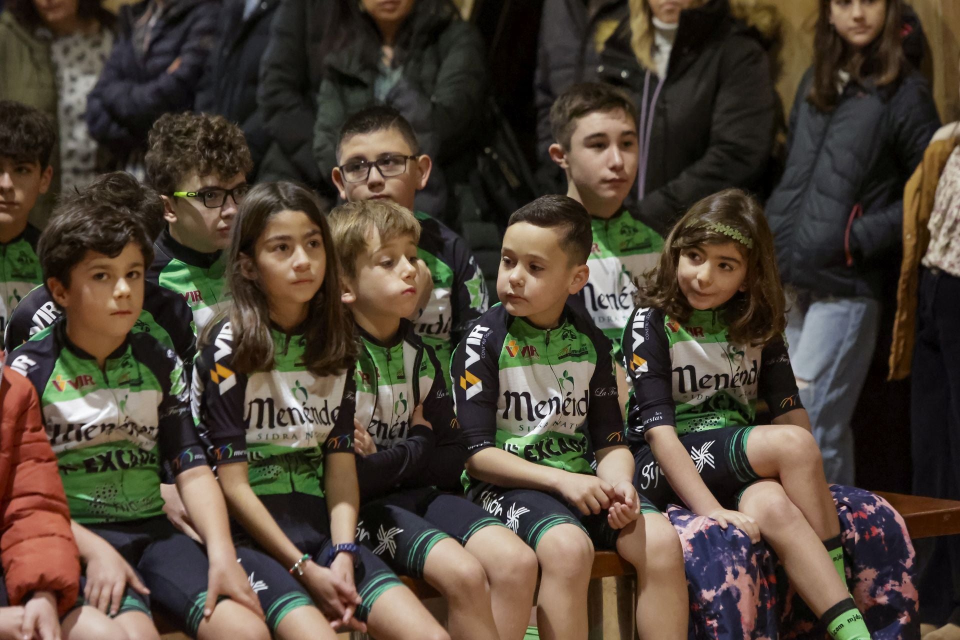 Presentación de los equipos de la escuela de ciclismo de Las Mestas