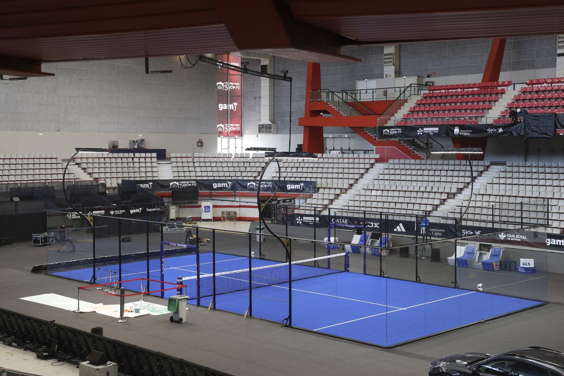 Fotos: Preparativos y primeros entrenamientos en el Palacio de Deportes para el Premier Padel Gijón