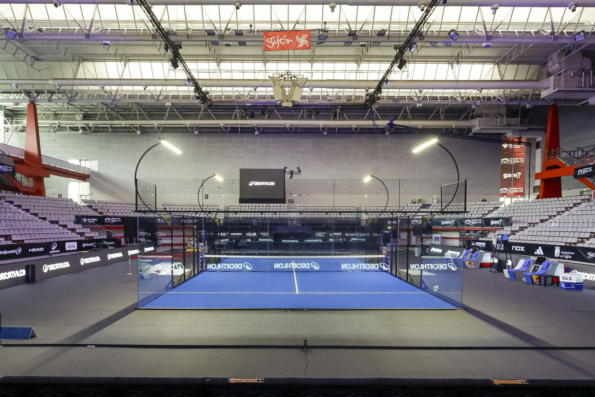 Fotos: Preparativos y primeros entrenamientos en el Palacio de Deportes para el Premier Padel Gijón