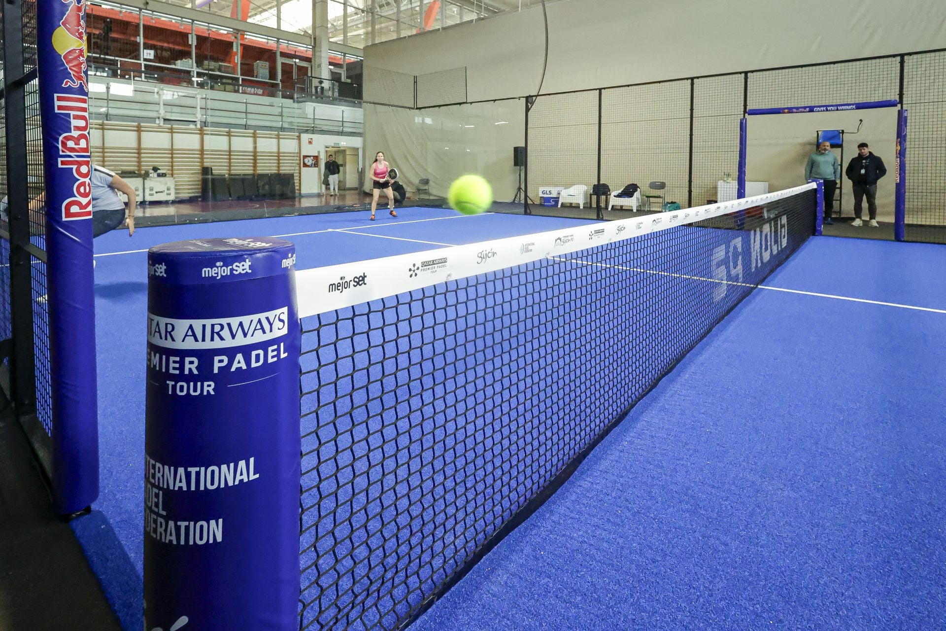 Fotos: Preparativos y primeros entrenamientos en el Palacio de Deportes para el Premier Padel Gijón