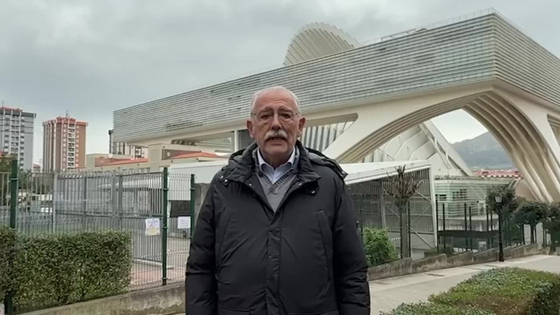 Ramón del Fresno, presidente de la asociación de vecinos y comerciales de El Cristo, Buenavista y Montecerrao, felicita a EL COMERCIO