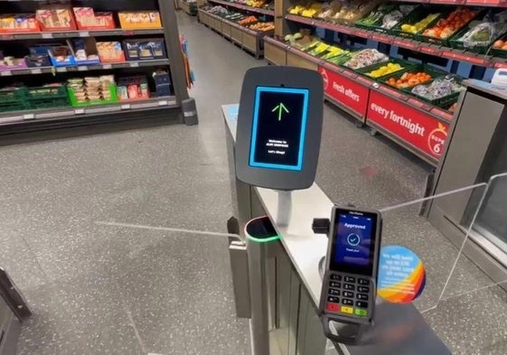 Sistema de entrada a una tienda Shop & Go de Aldi.
