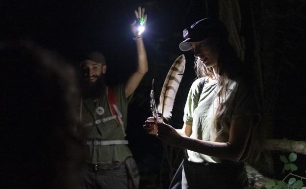 Manu y Marta durante el paseo nocturno, desvelando algunos de los secretos más fascinantes de las rapaces nocturnas ibéricas