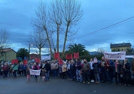Protesta vecinal en Granda contra los almacenes energéticos tras la asamblea del lunes.