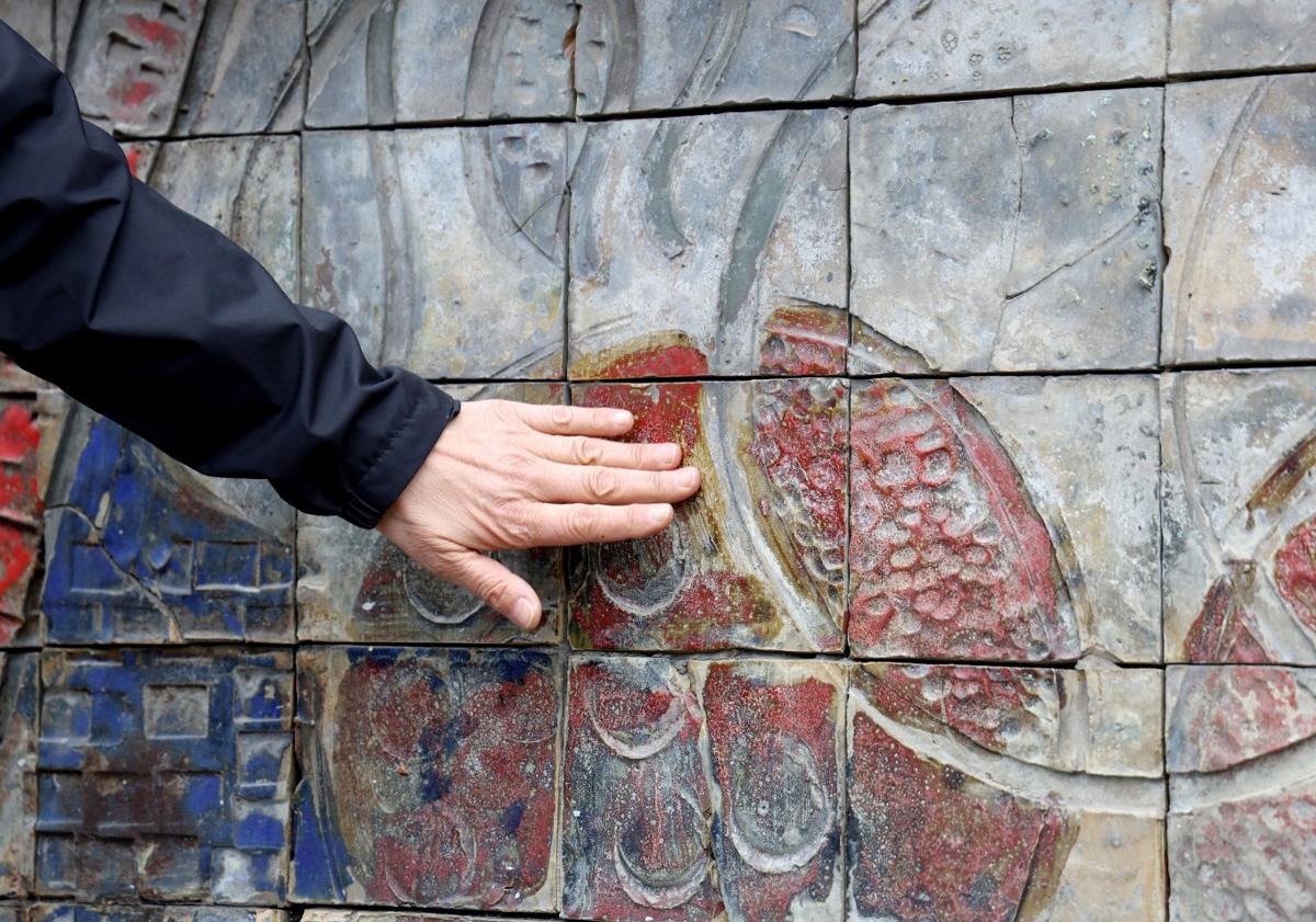 Imagen principal - El Ayuntamiento de Oviedo inicia la restauración de los murales del Palacio de Deportes