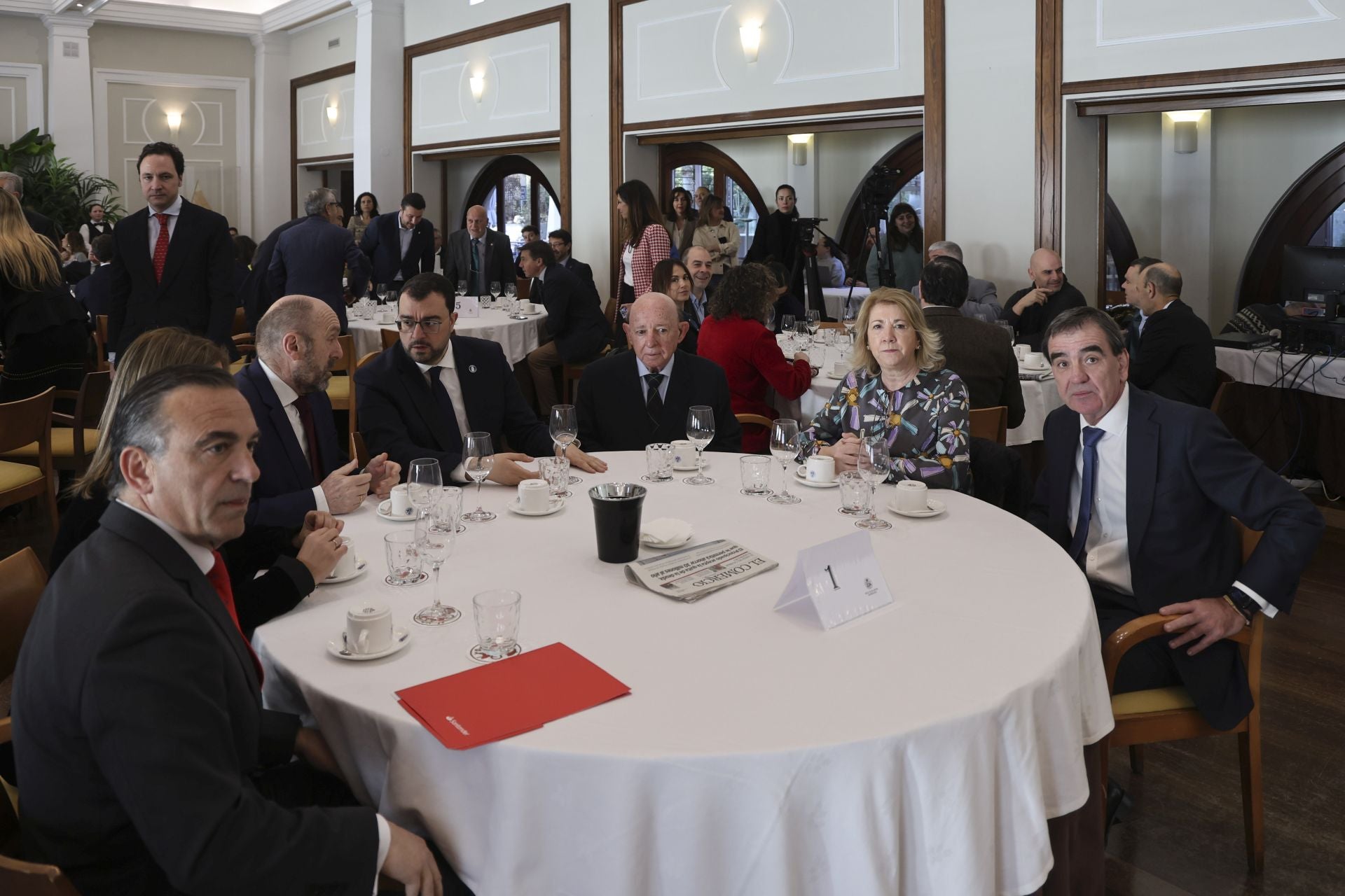 Así fue el encuentro de Adrián Barbón con EL COMERCIO