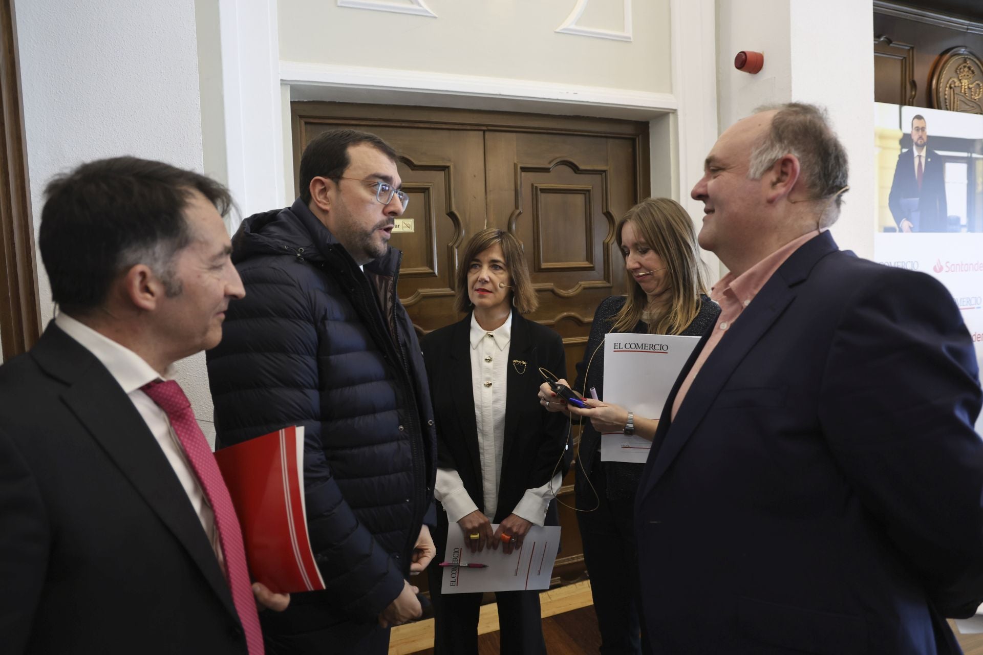 Así fue el encuentro de Adrián Barbón con EL COMERCIO