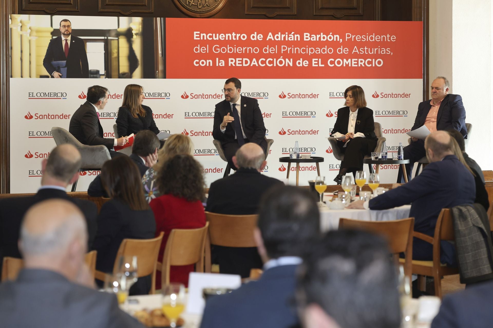 Así fue el encuentro de Adrián Barbón con EL COMERCIO
