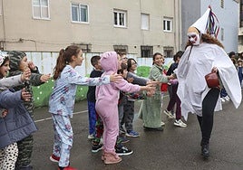 El ponientu saluda a los escolares en el colegio de Sabugo, que hicieron corro en el patio.