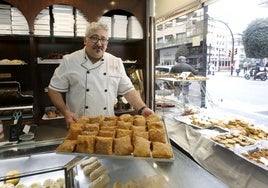 José Fidel Díaz, de la Confitería Sebastián, junto con sus teresitas.