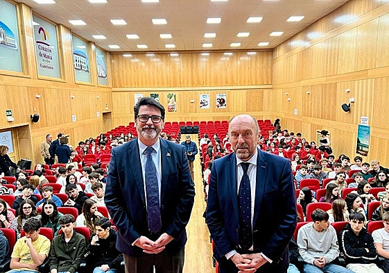 El director del Colegio del Corazón de María, Simón Cortina, junto al presidente de la Junta General del Principado, Juan Cofiño, en el salón de actos del Codema.