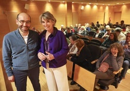 Jorge Areán y Mercedes de Soignie, antes del inicio de la conferencia.