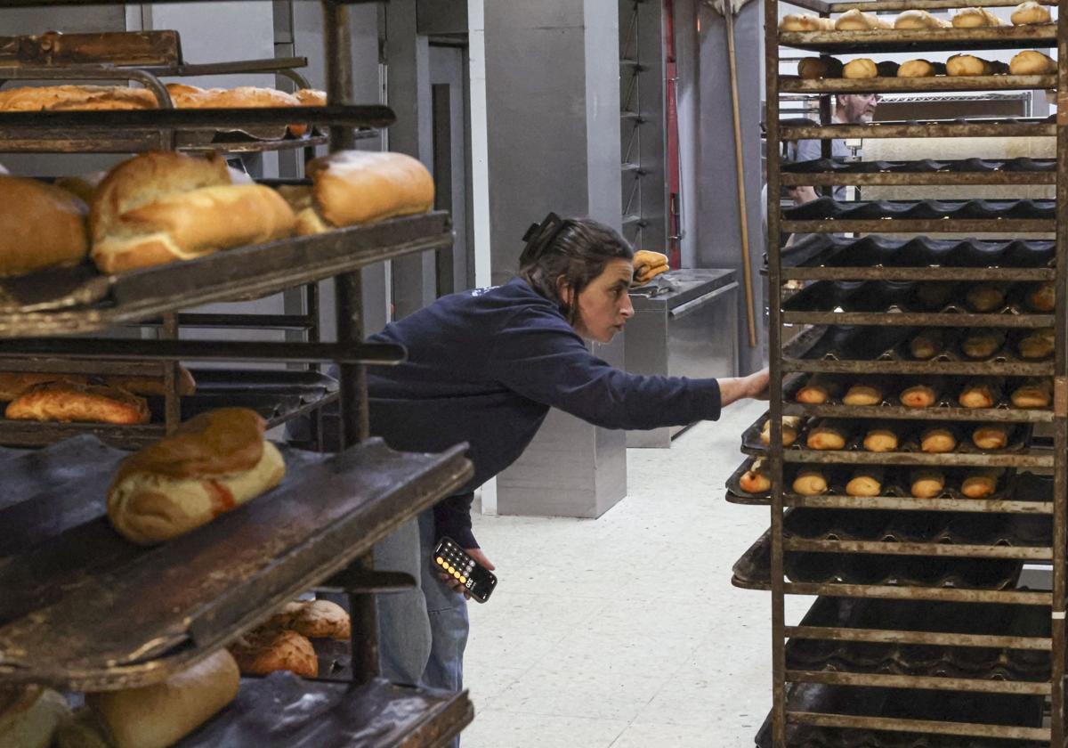 Los obradores llevan funcionando desde la pasada madrugada, con los hornos cociendo sin parar los tradicionales bollos preñaos de chorizo.