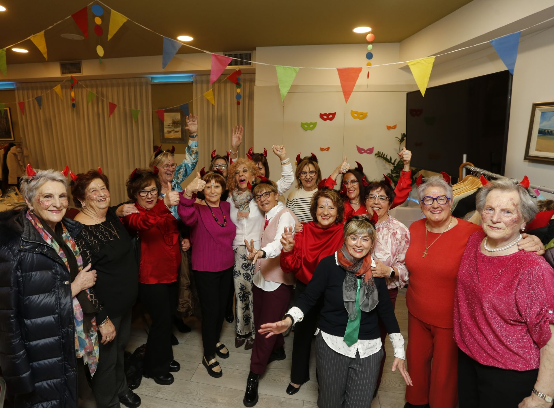 Les Comadres dan la bienvenida al Carnaval en Asturias