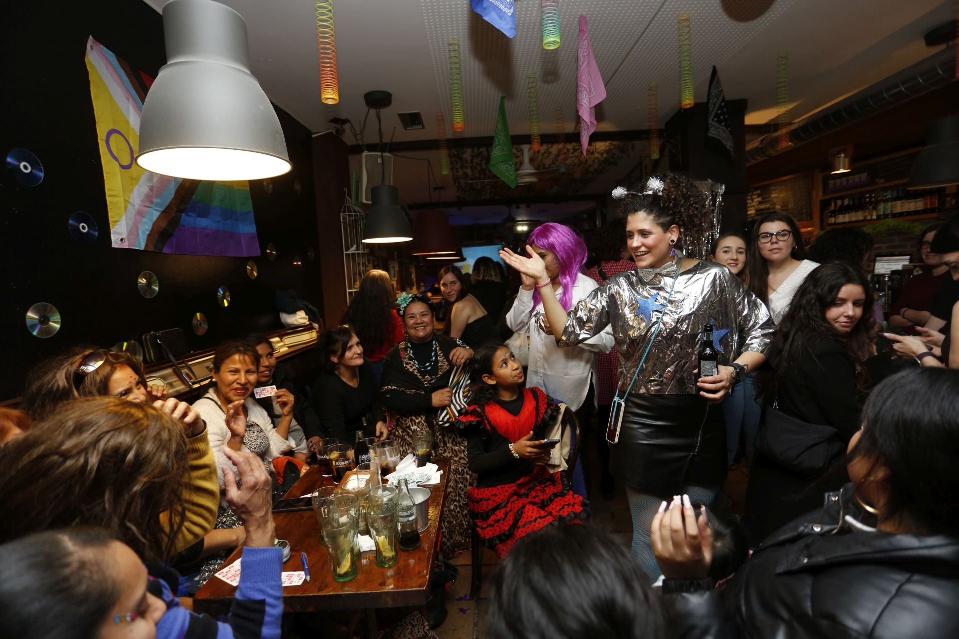 Les Comadres dan la bienvenida al Carnaval en Asturias