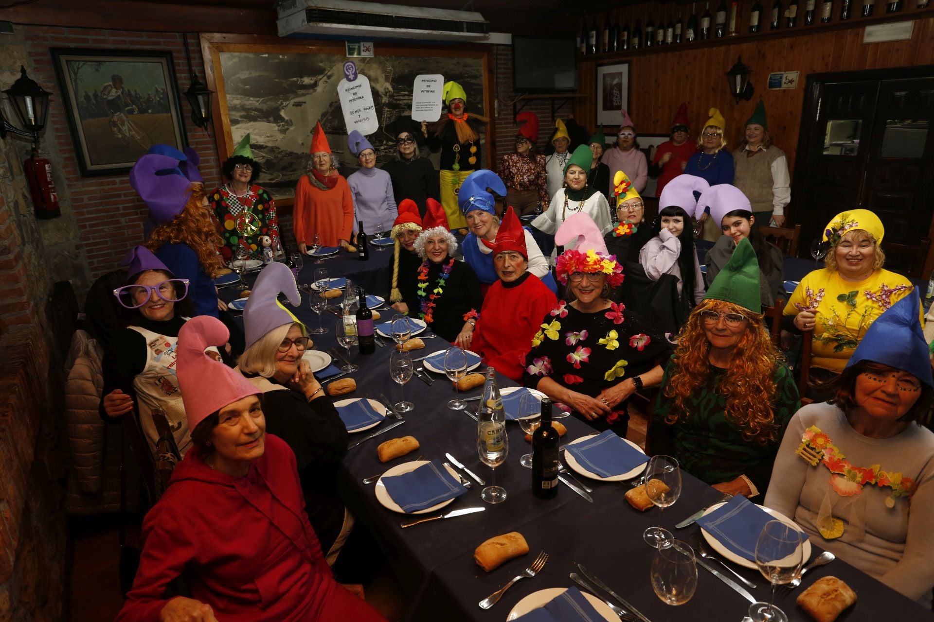 Les Comadres dan la bienvenida al Carnaval en Asturias