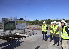 Gilberto Villoria, Alejandro Calvo y Arantza Fernández, en la obra del aparcamiento de la avenida Portugal de Gijón con los responsables de Ogensa y Turing.