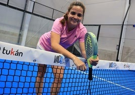 Paula Josemaría,en una de las pistas de pádel de Vadecuatro de Gijón, donde entrenóayer.