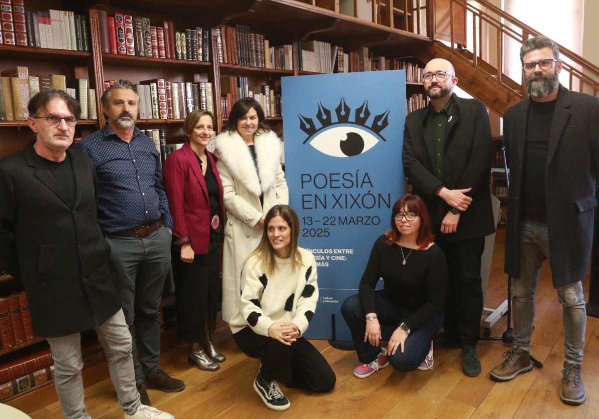 Jaime Priede, Ricardo Onís, Raquel Huergo, Montse López, Alejandro Díaz Castaño y Tito Rodríguez, de pie. Agachadas, Elsa Fernández y Sira Llera, en la presentación de Poex en la Escuela de Comercio.