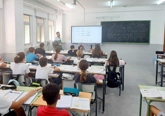 Un profesor da clase a sus alumnos.