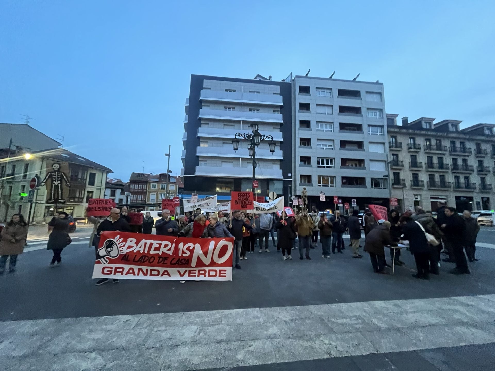 Cencerros, silbatos y consignas contra el alcalde de Siero y el parque de baterías de Granda