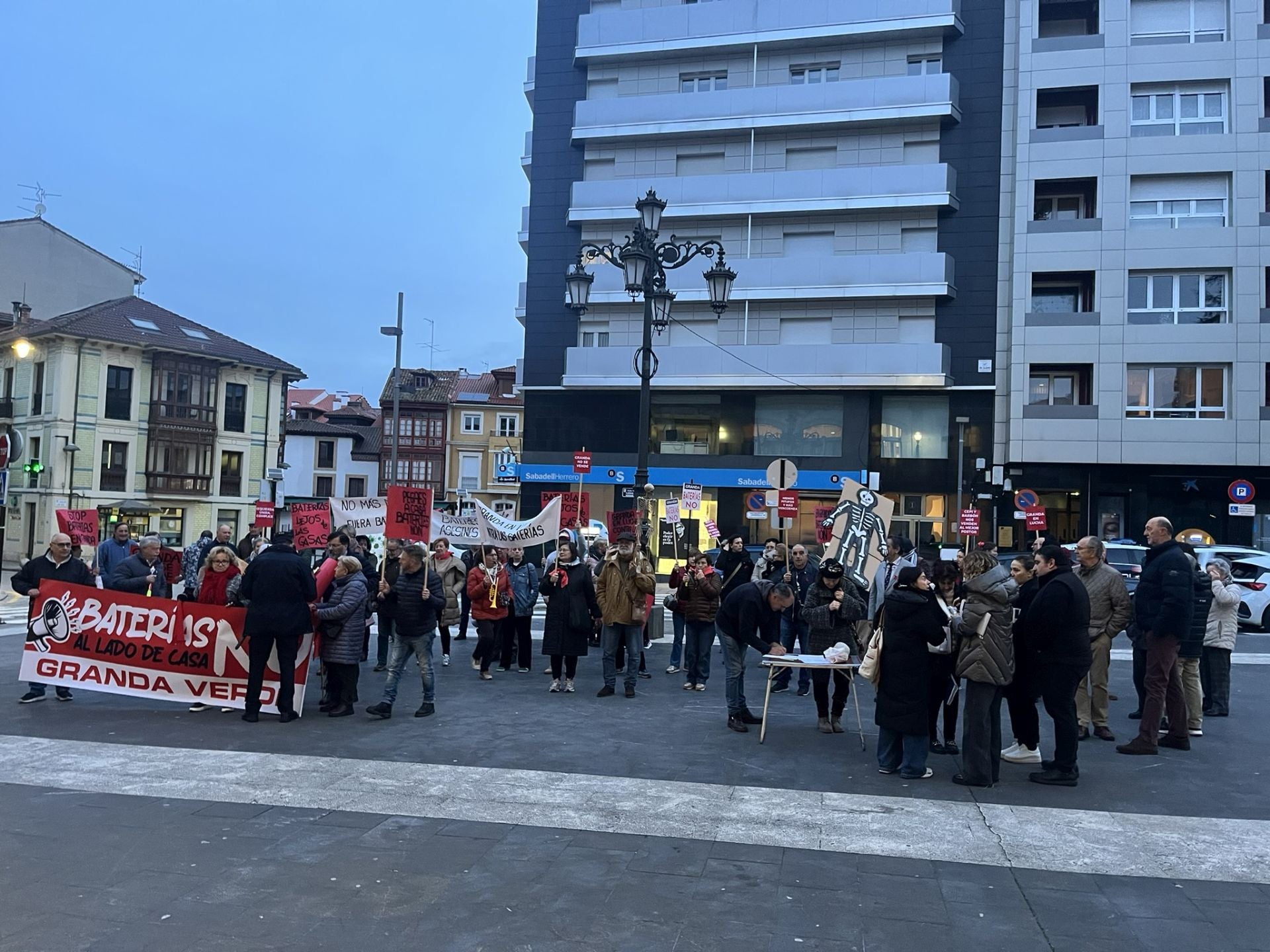 Cencerros, silbatos y consignas contra el alcalde de Siero y el parque de baterías de Granda