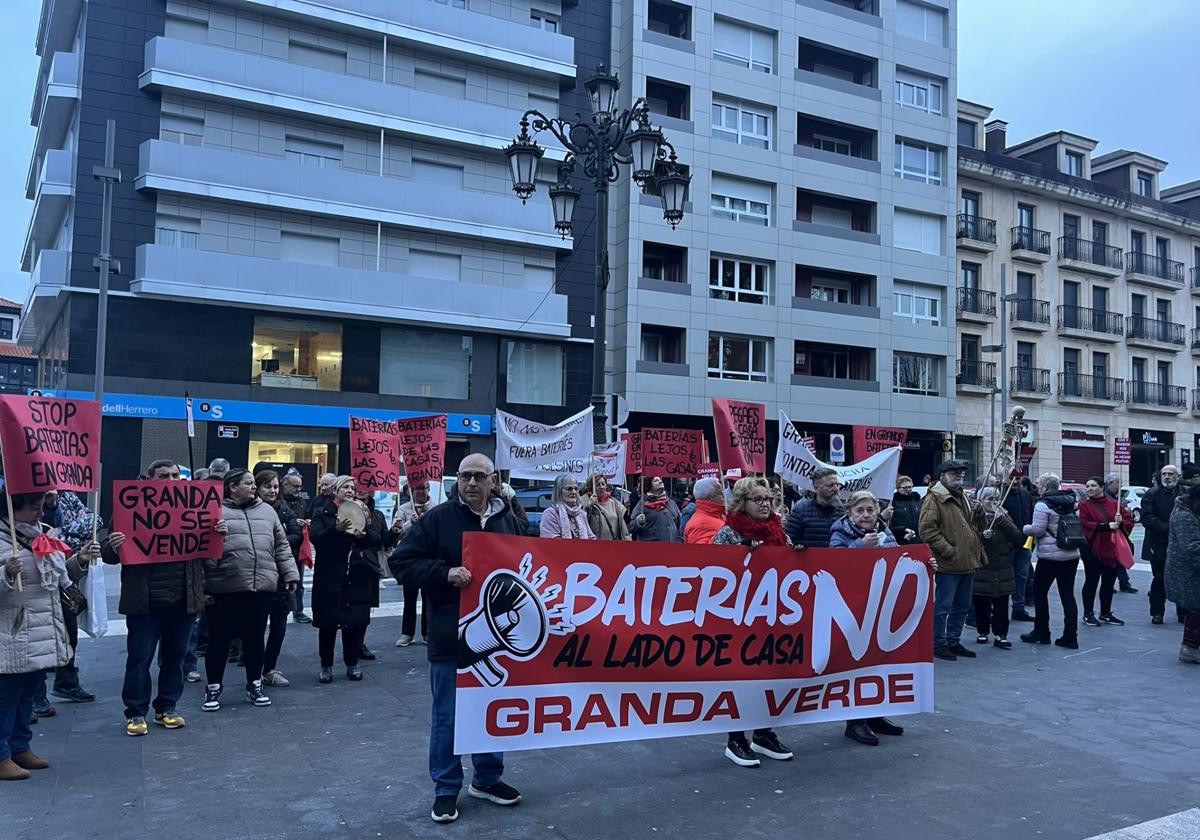 Cencerros, silbatos y consignas contra el alcalde de Siero y el parque de baterías de Granda