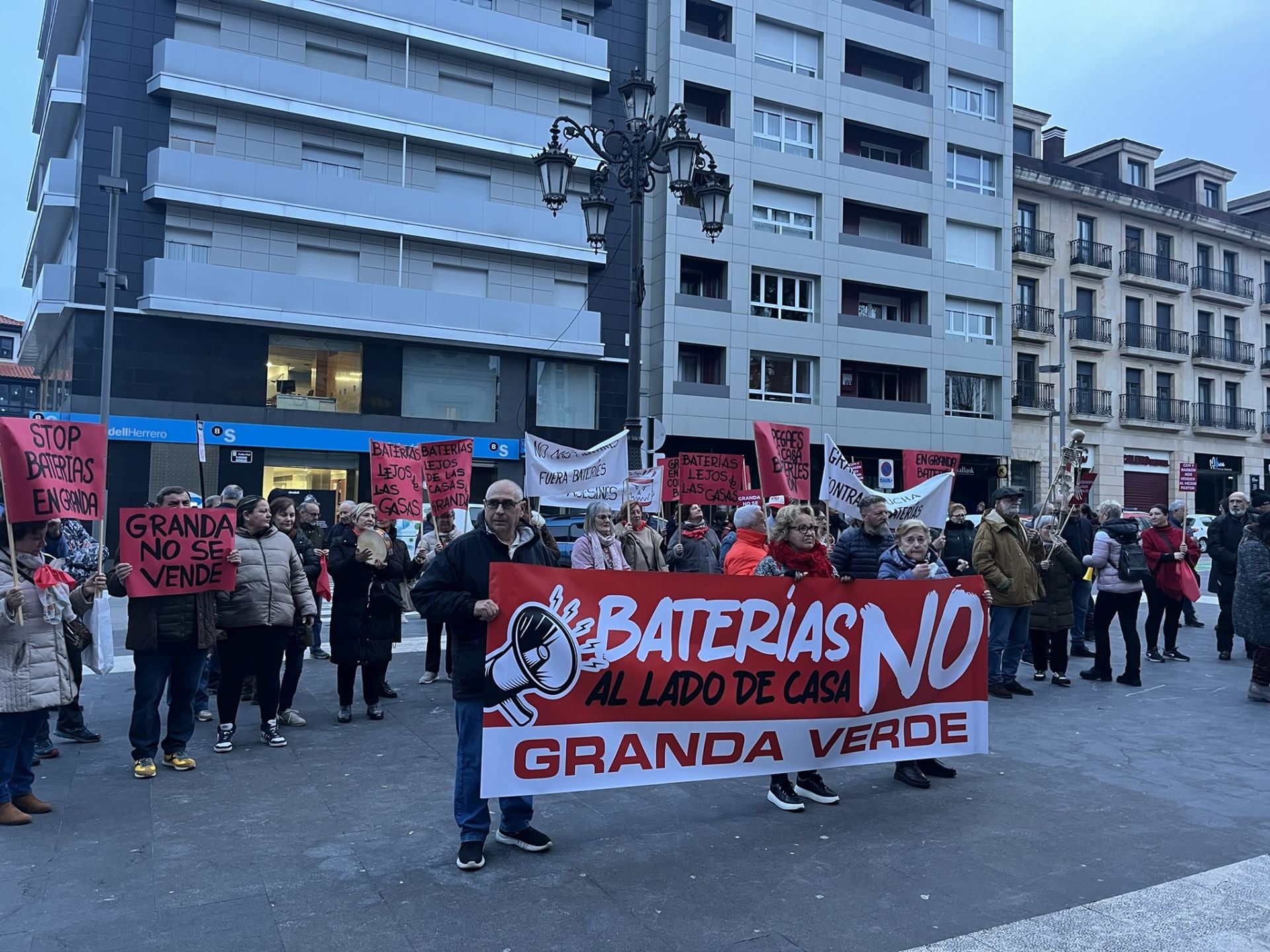 Cencerros, silbatos y consignas contra el alcalde de Siero y el parque de baterías de Granda