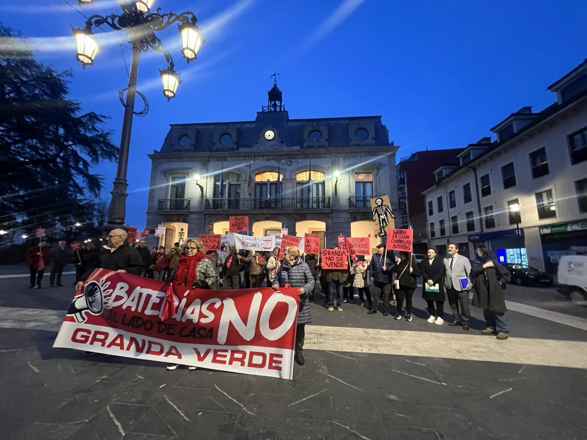 Cencerros, silbatos y consignas contra el alcalde de Siero y el parque de baterías de Granda