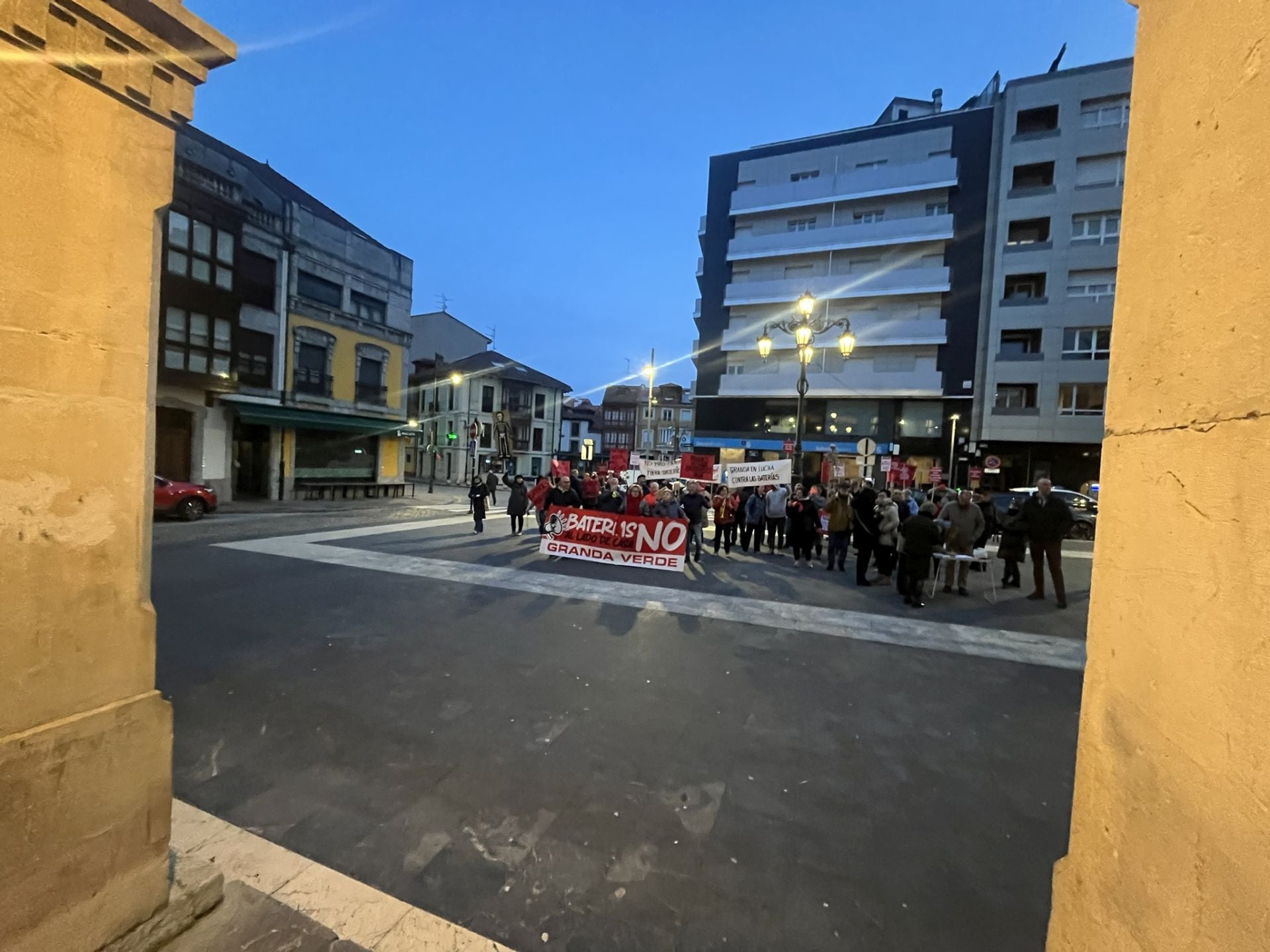 Cencerros, silbatos y consignas contra el alcalde de Siero y el parque de baterías de Granda