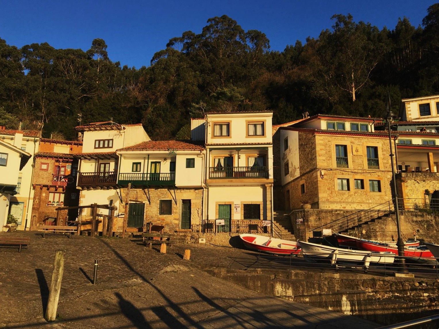 Imagen secundaria 1 - La Ruta del Azabache: un recorrido sencillo en busca de los rastros de un mineral sacro en Asturias