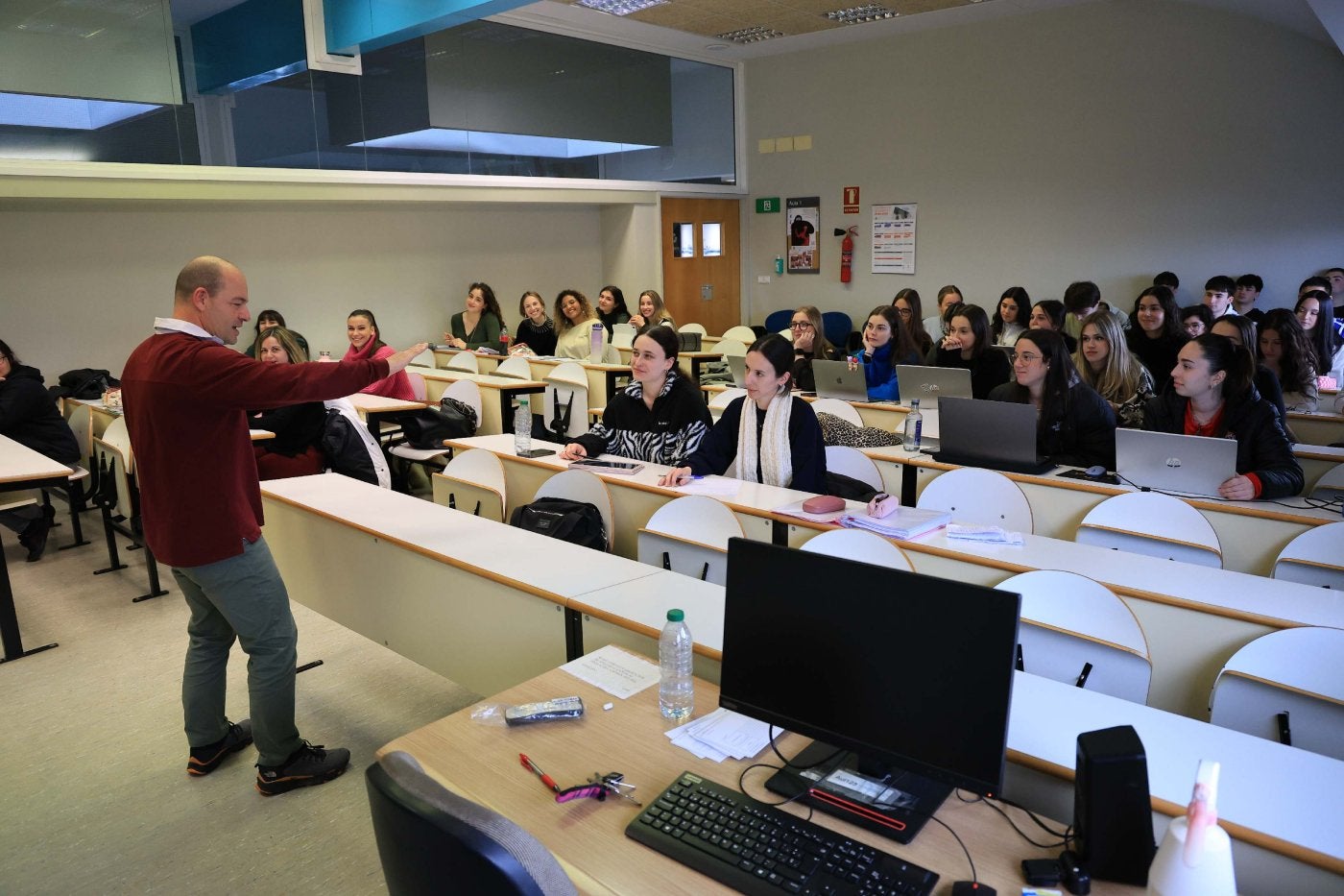 Alumnado del primer curso de Enfermería de la facultad gijonesa atiende las explicaciones del profesor.