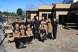 Fernando González Hidalgo, propietario de ElRinconín de Deva, en el centro de imagen,rodeado de la plantilla de trabajadores ysu perro 'Mico'.