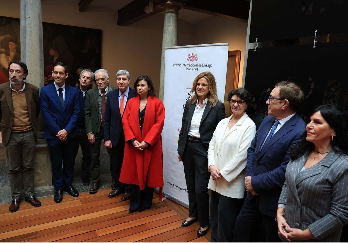 Los miembros del jurado junto a la concejala de Cultura y representantes de Caja Rural de Asturias.