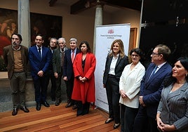 Los miembros del jurado junto a la concejala de Cultura y representantes de Caja Rural de Asturias.