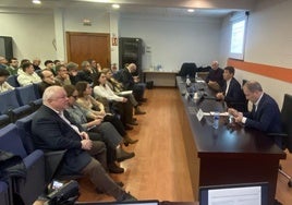 Ángel de la Fuente, en la primera fila, escucha las explicaciones de Rafael Doménech, con Florentino Felgueroso a su lado, en la presentación del Estudio del Mercado de Empleo del BBVA en la Facultad de Economía y Empresa.