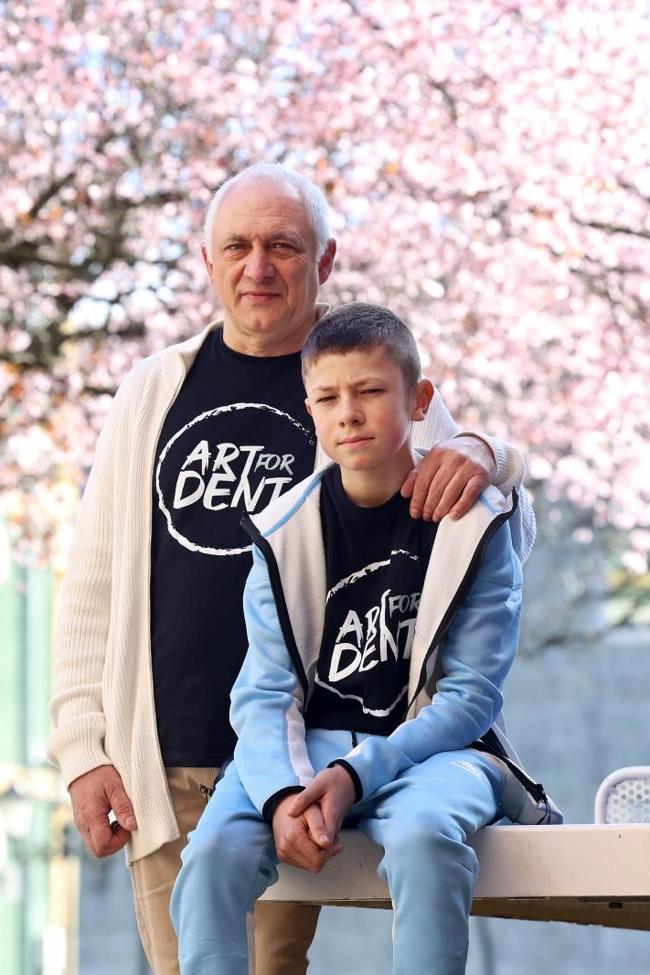 Pedro Casares, con su hijo Illán, en Oviedo. álex piña