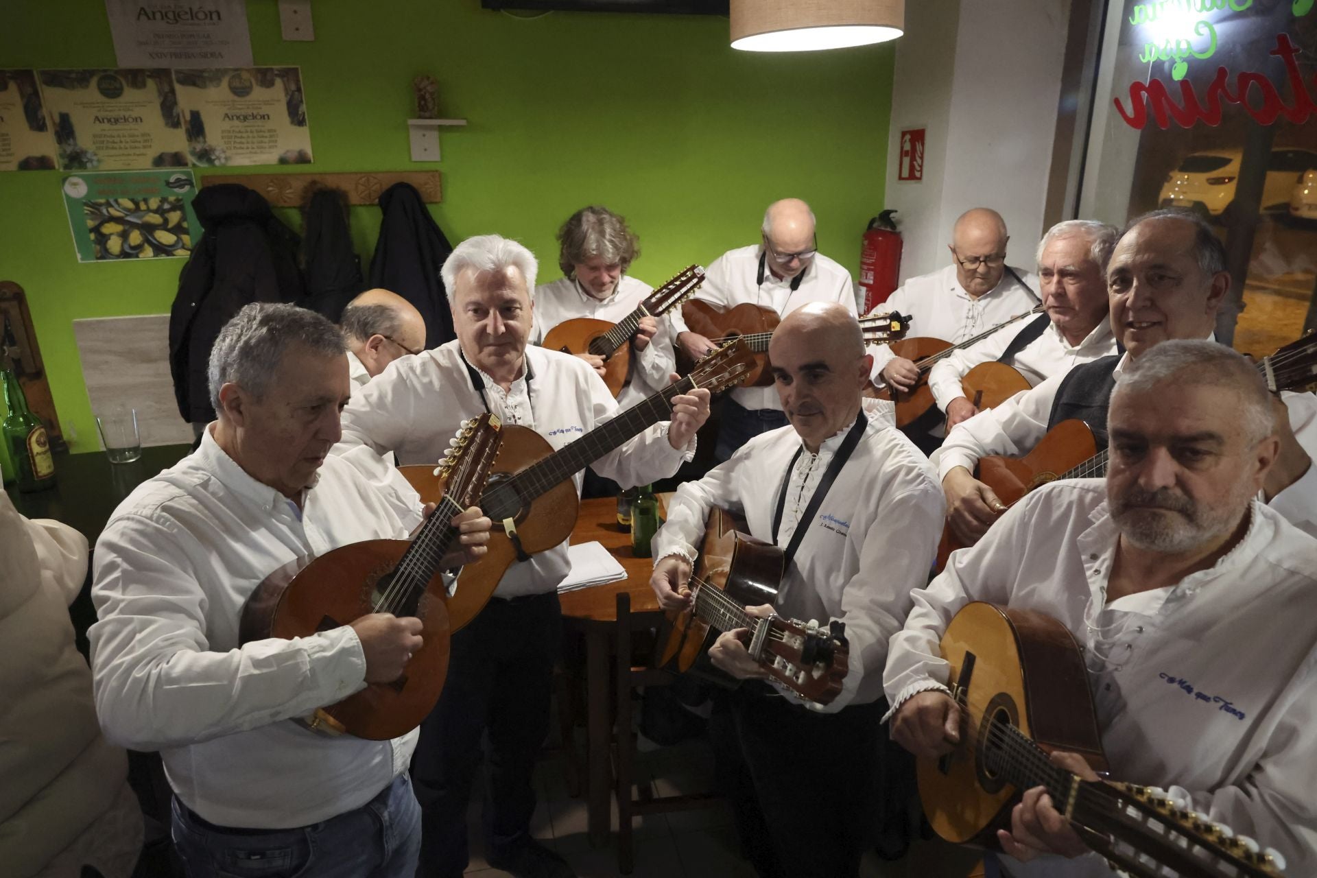 Los Cancios de Chigre iluminan Siero