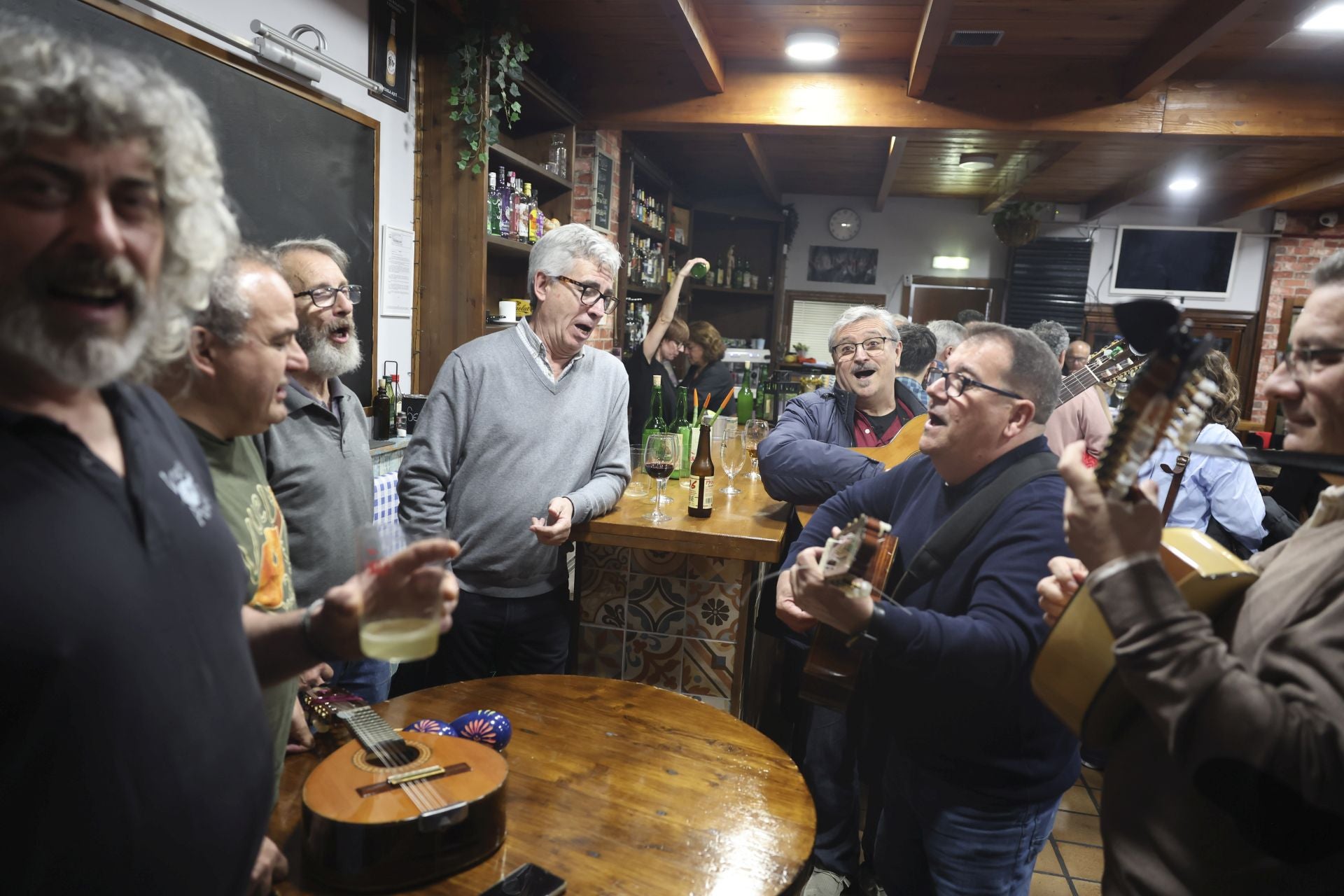 Los Cancios de Chigre iluminan Siero