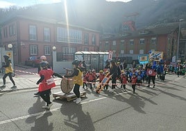 Los alumnos del colegio Vega de Guceo que dedicaron su carnaval al ciclismo y vida saludable
