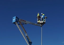 Instalación de una nueva luminaria en el acceso a Parque Principado.