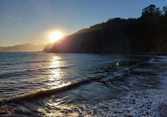 playa de Tazones, desde donde parte y a donde regresa esta entretenida ruta circular por los acantilados y la historia azabachera de Villaviciosa